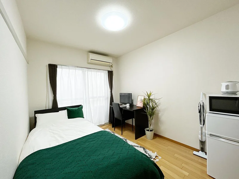 写真はお部屋のイメージです。ラグなどの室内装飾はございません。