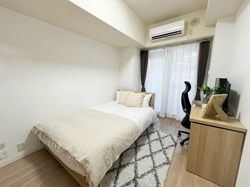 写真はお部屋のイメージです。ラグなどの室内装飾はございません。