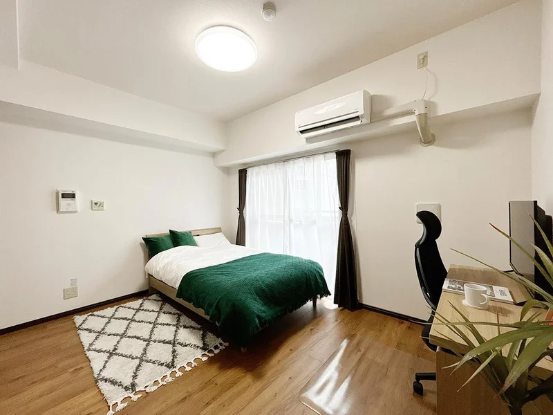 写真はお部屋のイメージです。ラグなどの室内装飾はございません。