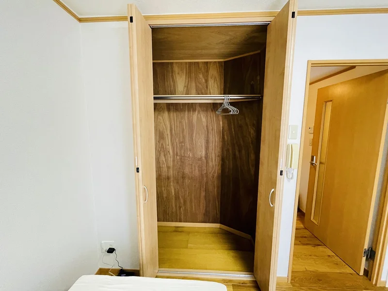 収納スペースも広く、長期滞在でも安心！！嬉しいポール付☆☆