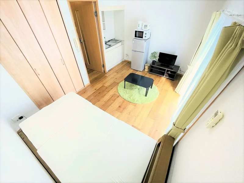 温かい雰囲気のお部屋！自宅で暮らすような空間が魅力的♪出張の方はもちろん、学生さんや観光でいらっしゃる方にもSマンスーのお部屋は家具・家電・備品の充実度が高いため大変ご好評いただいております。