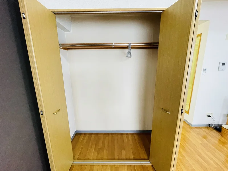 収納スペースも広く、長期滞在でも安心！！嬉しいポール付☆☆