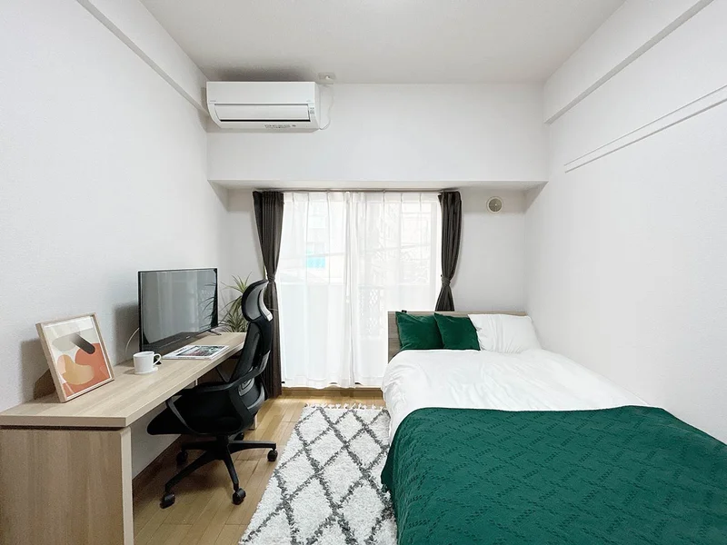 写真はお部屋のイメージです。ラグなどの室内装飾はございません。