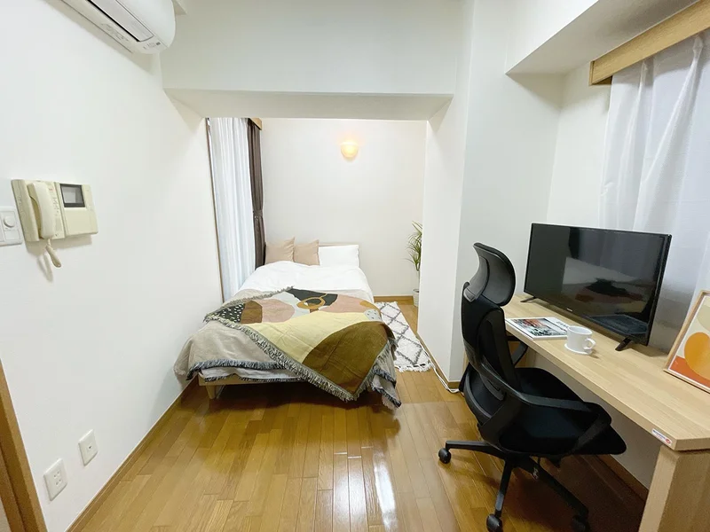 写真はお部屋のイメージです。ラグなどの室内装飾はございません。