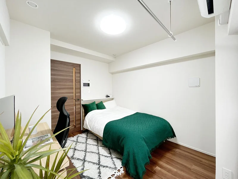写真はお部屋のイメージです。ラグなどの室内装飾はございません。