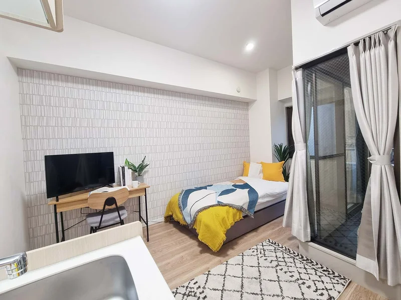 写真はお部屋のイメージです。ラグなどの室内装飾はございません。