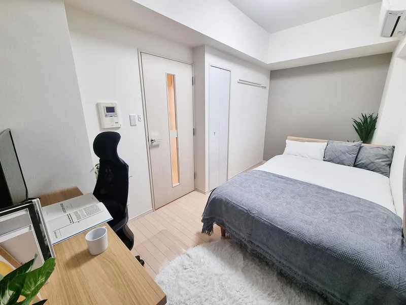 写真はお部屋のイメージです。ラグなどの室内装飾はございません。