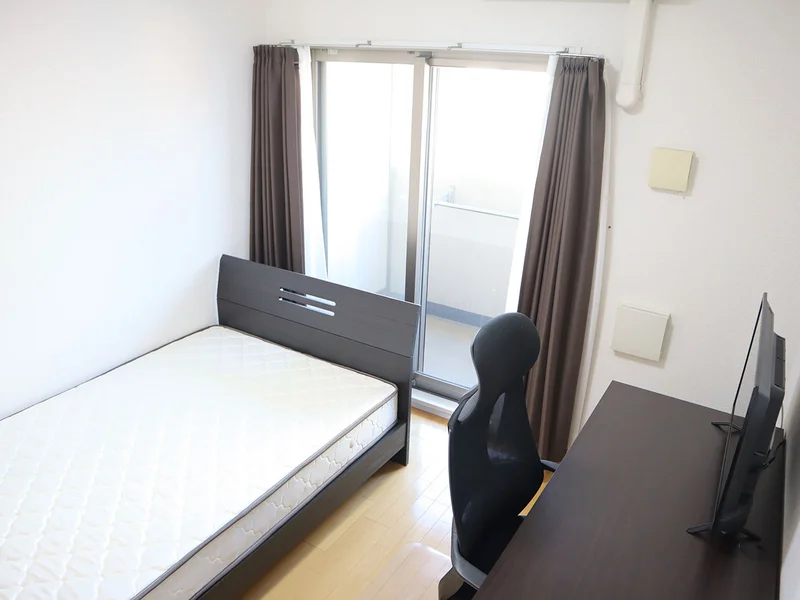 写真はお部屋のイメージです。ラグなどの室内装飾はございません。