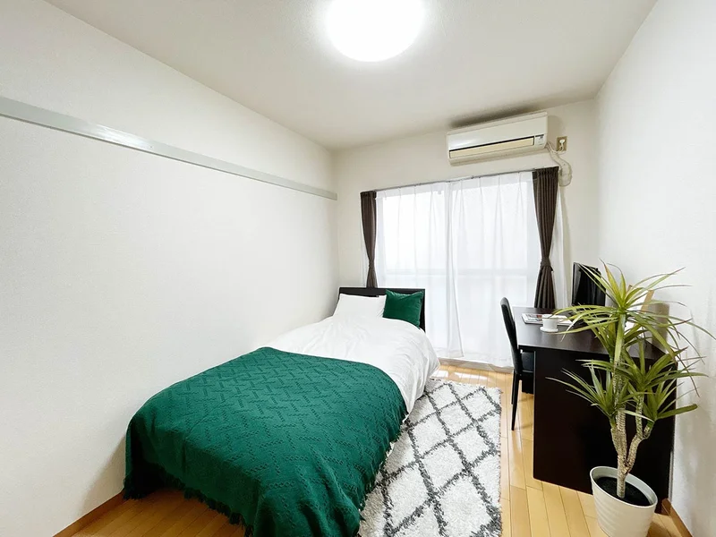 写真はお部屋のイメージです。ラグなどの室内装飾はございません。