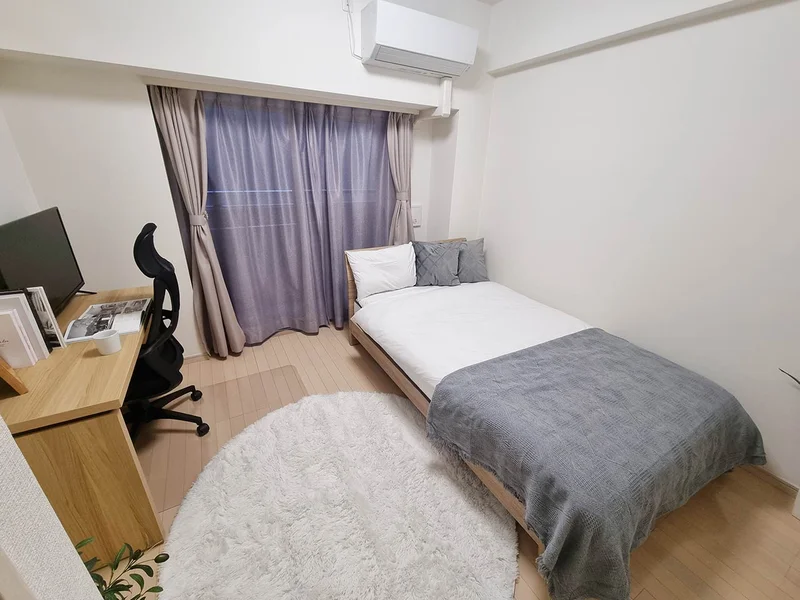 写真はお部屋のイメージです。ラグなどの室内装飾はございません。