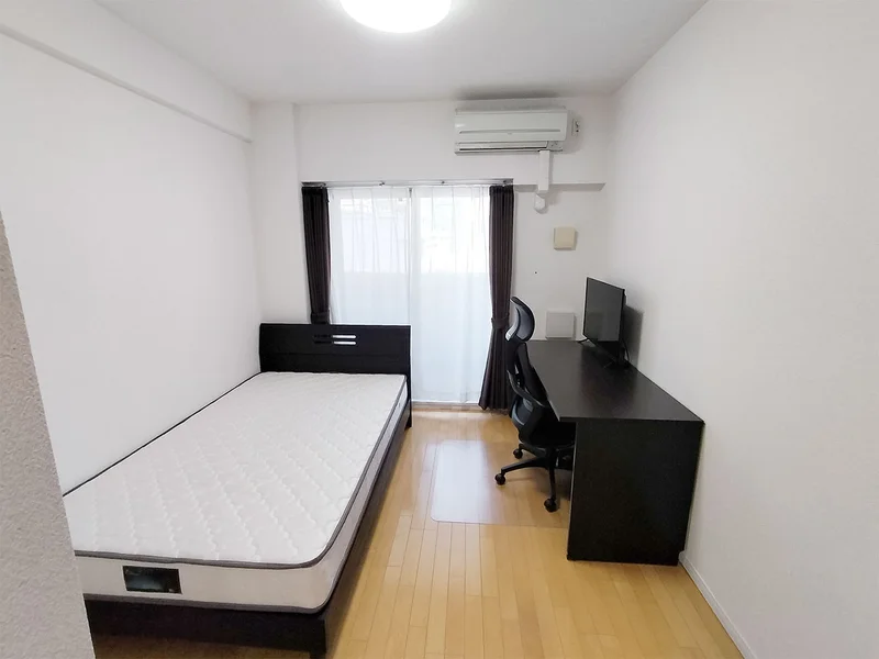 写真はお部屋のイメージです。ラグなどの室内装飾はございません。