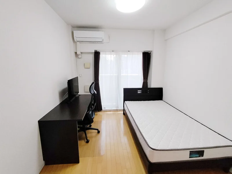 写真はお部屋のイメージです。ラグなどの室内装飾はございません。