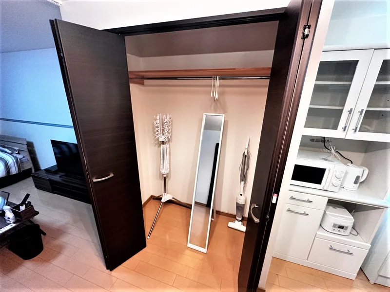 【収納完備】掃除機完備‼収納も広いので、富山市滞在中のウィークリーマンション生活も快適自在に過ごせますね♪