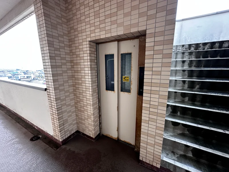 【エレベーター】富山市ウィークリーマンションでは、エレベーターが完備されております。また、富山市マンスリーマンションの大きな魅力の一つとして、充実した標準設備が挙げられます。追加料金は一切発生せず、快適な滞在をお約束いたします(^^)/