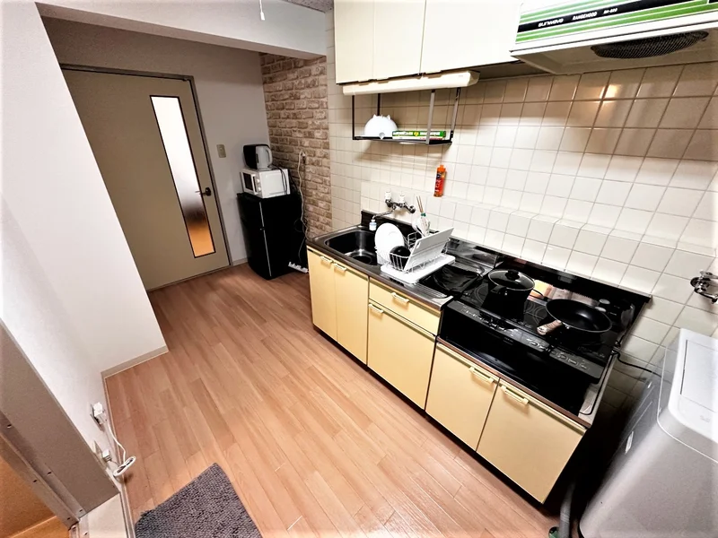 【キッチン画像】富山市ウィークリーマンション♪冷蔵庫、電子レンジ、炊飯器、ケトル、調理器具や食器類もご用意しております(^^♪