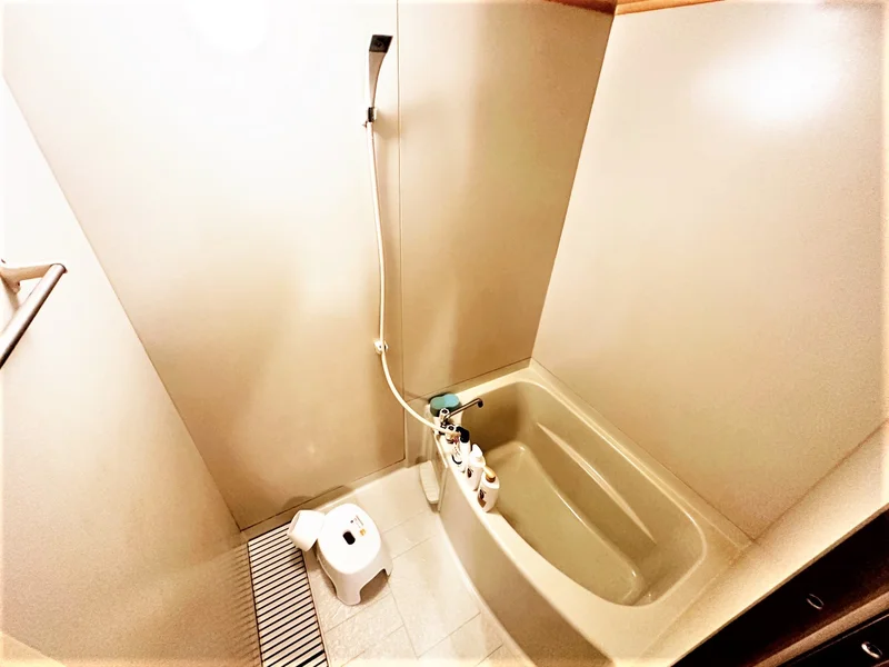 【岐阜各務ヶ原ウィークリーマンションバス画像】岐阜各務ヶ原マンスリーマンションでは、バスルームにも多数の備品を設置。シャンプー、トリートメント、ドライヤーは標準設備♪