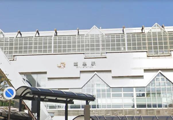 岐阜駅まで車で12分4.5km。