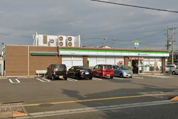 ファミリーマート 西岐阜駅南店まで徒歩6分、500ｍ。