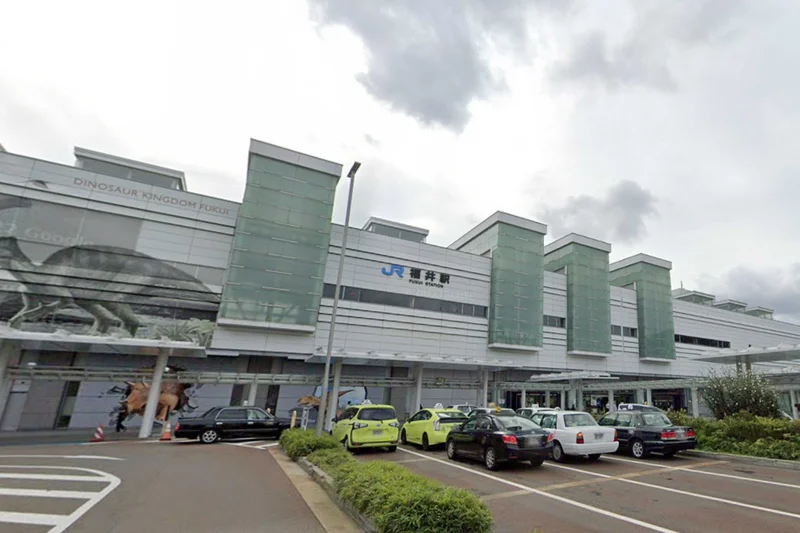 JR福井駅まで徒歩6分、450ｍ。