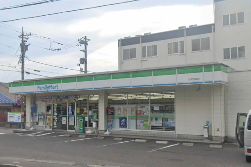 ファミリーマート 敦賀花城店まで車で7分、2.7kｍ。