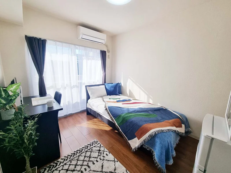 写真はお部屋のイメージです。ラグなどの室内装飾はございません。
