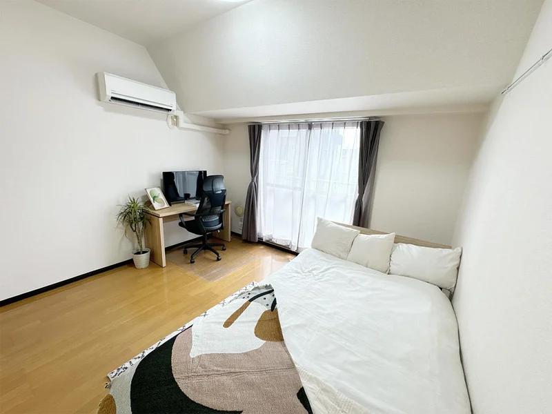 写真はお部屋のイメージです。ラグなどの室内装飾はございません。