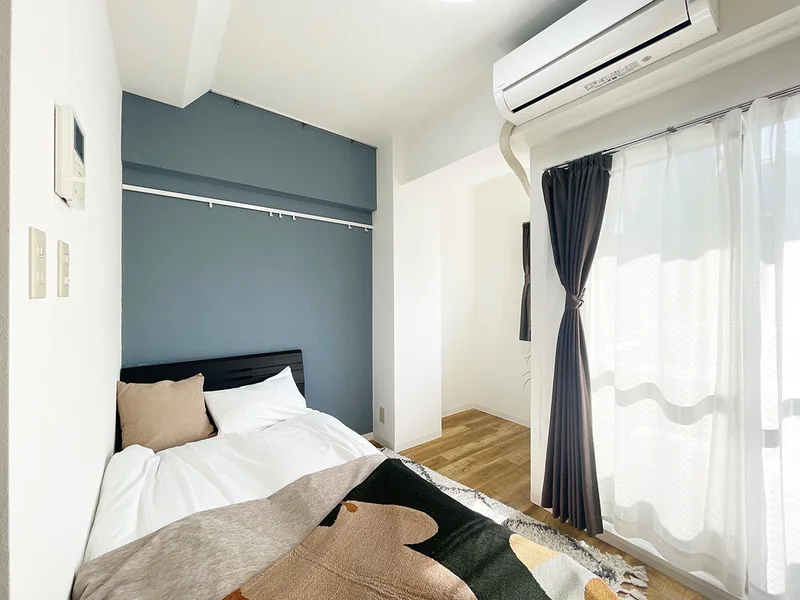 写真はお部屋のイメージです。ラグなどの室内装飾はございません。