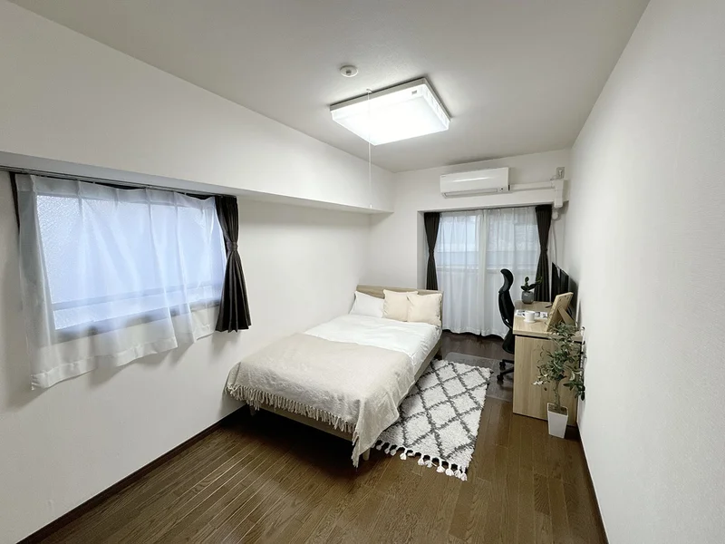 写真はお部屋のイメージです。ラグなどの室内装飾はございません。