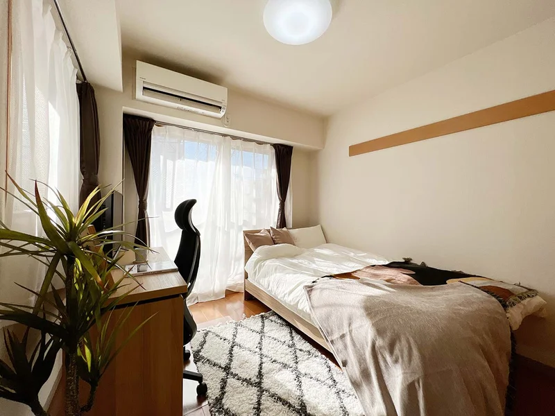 写真はお部屋のイメージです。ラグなどの室内装飾はございません。