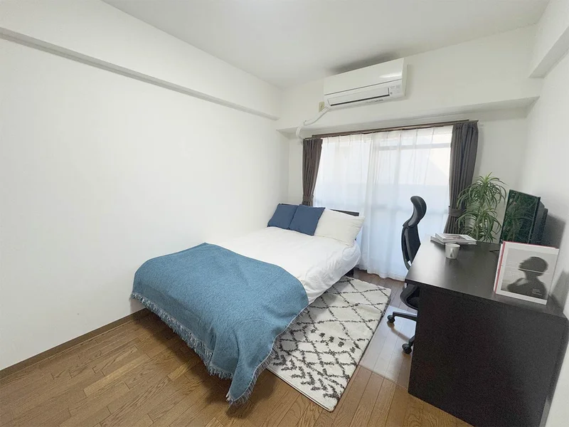 写真はお部屋のイメージです。ラグなどの室内装飾はございません。