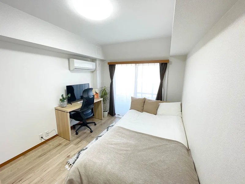 写真はお部屋のイメージです。ラグなどの室内装飾はございません。