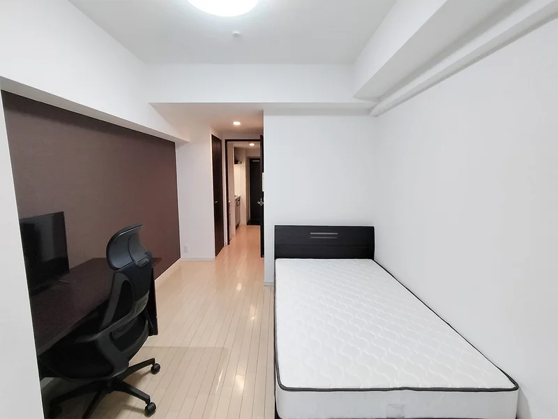 写真はお部屋のイメージです。ラグなどの室内装飾はございません。