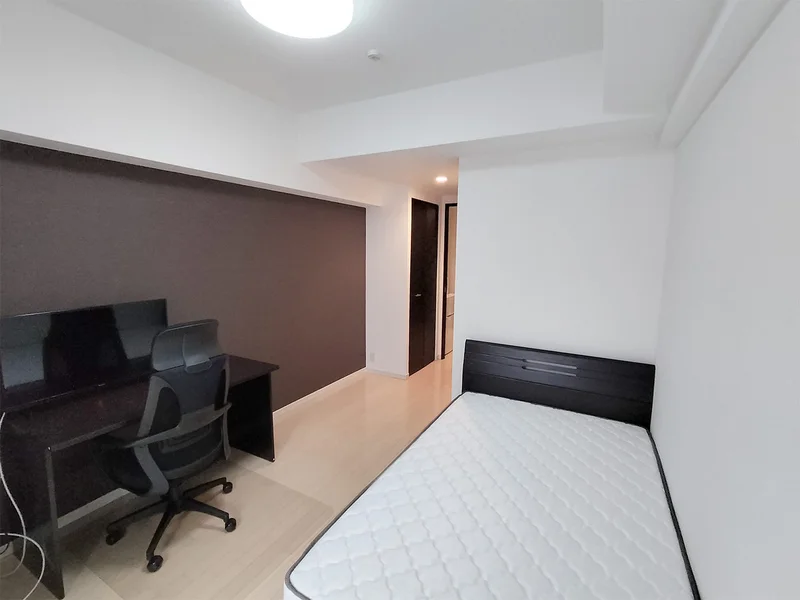 写真はお部屋のイメージです。ラグなどの室内装飾はございません。