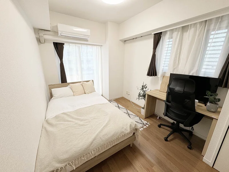 写真はお部屋のイメージです。ラグなどの室内装飾はございません。