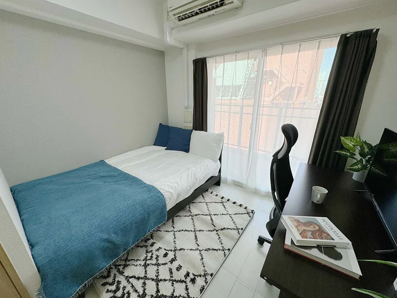 写真はお部屋のイメージです。ラグなどの室内装飾はございません。