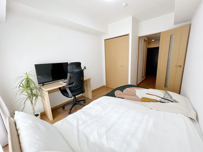 写真はお部屋のイメージです。ラグなどの室内装飾はございません。