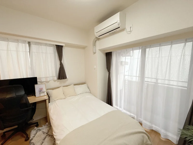 写真はお部屋のイメージです。ラグなどの室内装飾はございません。