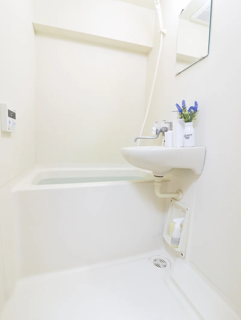 嬉しい風呂トイレ別設で、気兼ねなくお使いいただけます。シャンプー・コンディショナー・ボディーソープを完備し、新品のボディータオルもご用意。勿論、洗剤とスポンジもあるので、掃除も可能です。風呂桶もご用意しておりますので、湯船に浸かっていただく際にも便利。普段家では浸からないけれど、という人こそ、ご利用していただければと思います。(*’ω’*)