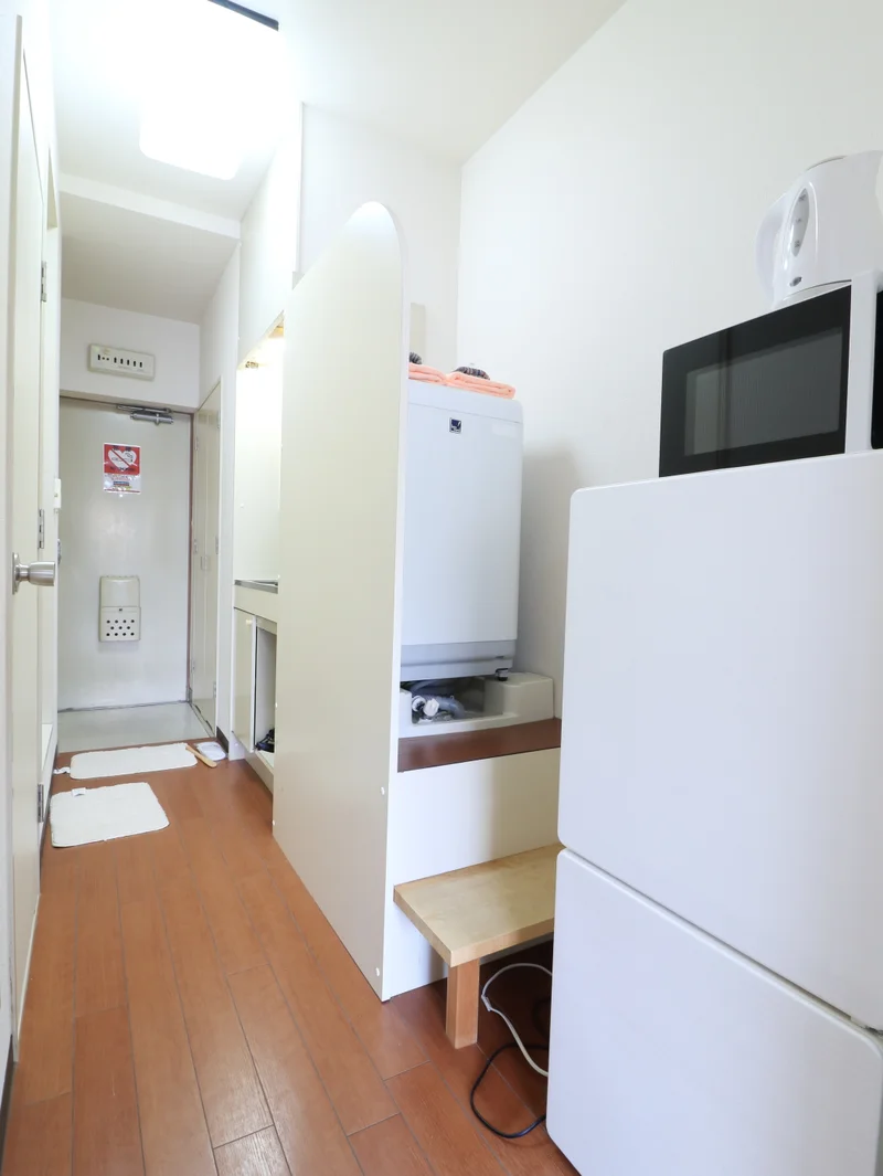 室内に洗濯機を配置しておりますので、雨の日でも洗濯することが可能でございます。靴ベラや使い捨ての新品スリッパも備品としてご用意しておりますので、ご自由にお使いください。(*’ω’*)