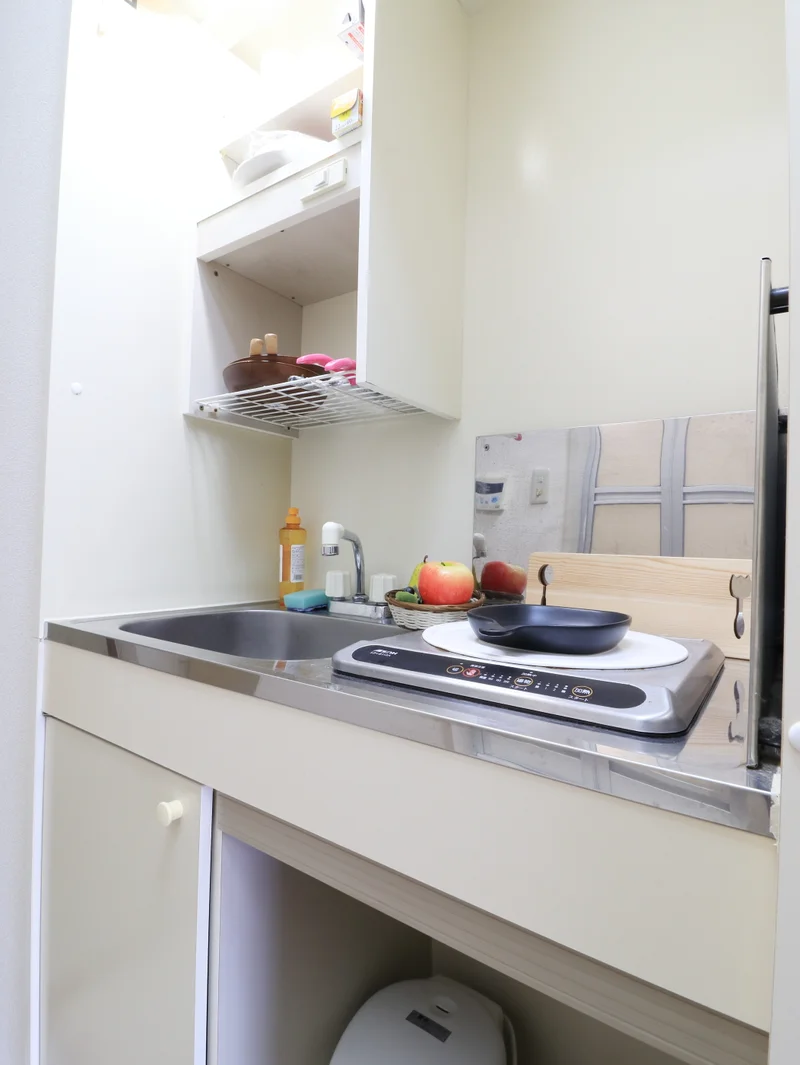 1口IHのシステムキッチンで、ちょっとした料理に最適です。IHなので、普段料理されない方にも安心してご利用いただけます。包丁やフライパン、まな板、鍋等の調理器具はもちろん、茶碗や汁椀、丼ぶり椀などの食器類やお箸、スプーン、フォークもご用意しております。食器用洗剤やスポンジも標準装備でご案内いたしますので、是非ご利用くださいませ。(*’ω’*)