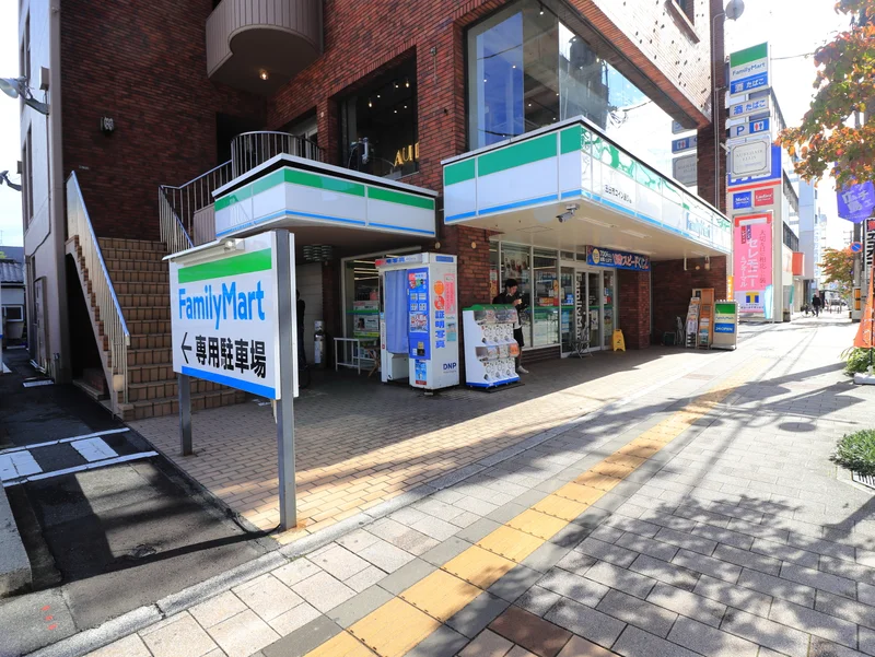 ファミリーマート 五日市コイン通り店まで徒歩４分