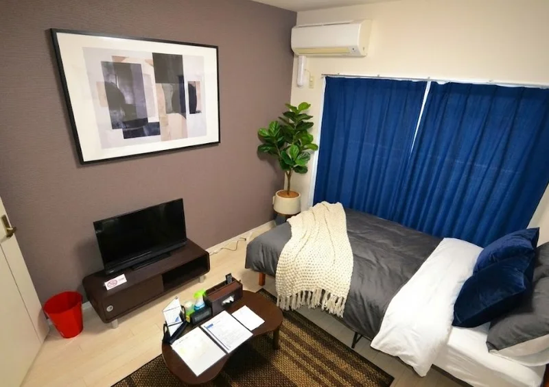 標準的な１Kタイプの洋室で、主要な家具家電の他に様々な備品をご用意しております。バスタオル・フェイスタオルも2枚ずつご用意しておりますますので、洗濯をし忘れた場合でも安心です。空気清浄機やスプレー式消臭剤、掃除機等も標準装備でご案内しておりますので、いつでもお部屋を清潔に保つことが出来ます。(*’ω’*)※植木と額とクッションなどの装飾は写真用です。