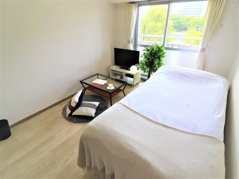 洋室　リネン類の取り揃えも豊富にございます。　テレビ付きなのでお仕事終わりや休日の娯楽にも！自宅のようにお過ごしいただけます。