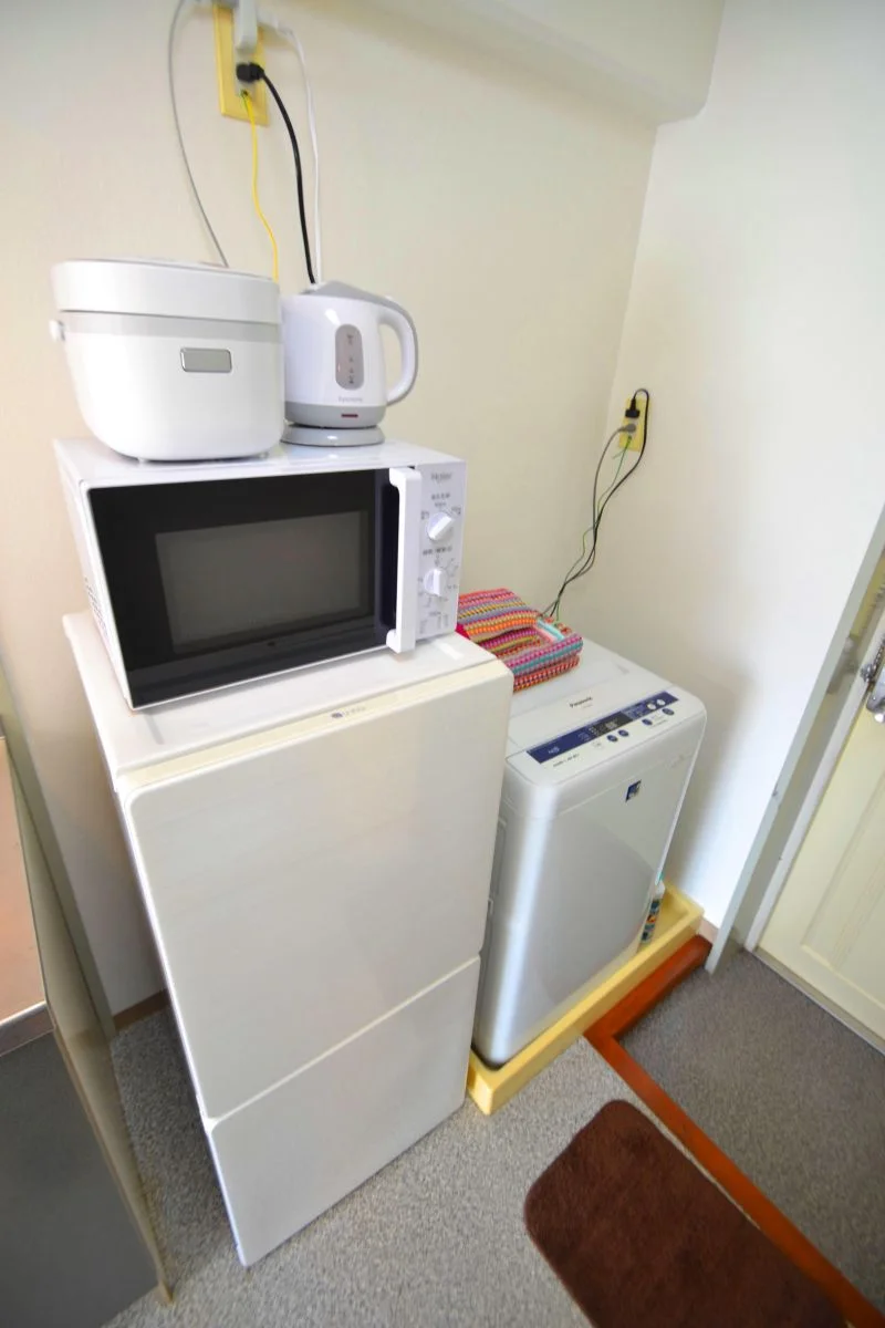室内洗濯機がございますので、雨の日など関係なく洗濯できます(^^♪洗剤もご用意しておりますので入居されてすぐに洗濯可能！！また、通常の家具家電だけでなく、ケトルもございますので、コーヒーを飲んで一息なんてことも簡単にできちゃいます。