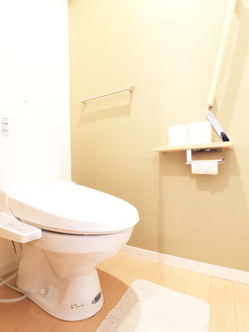 バストイレ別！トイレはなんとウォシュレット付き！トイレットペーパーやトイレブラシ等、他では置いてない備品も沢山ございますので短期～長期でお住まいの方にも「あったら助かるものが多い」と大変ご好評いただいております。
