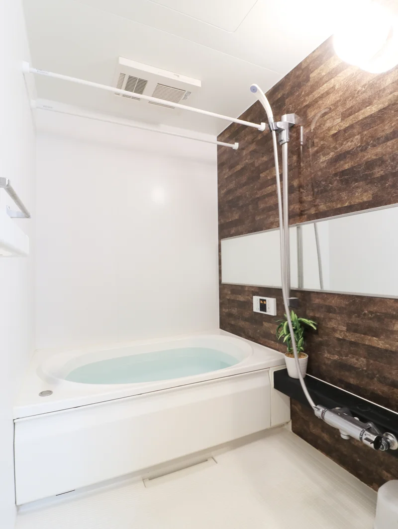 バストイレ別！シャンプーやボディーソープをご用意させていただいてるので入居してすぐ湯舟に浸かって疲れを癒すことができます！更に浴室乾燥機付き♪天気が悪い日でも洗濯ものを干すことができるなんて助かりますね(^^♪