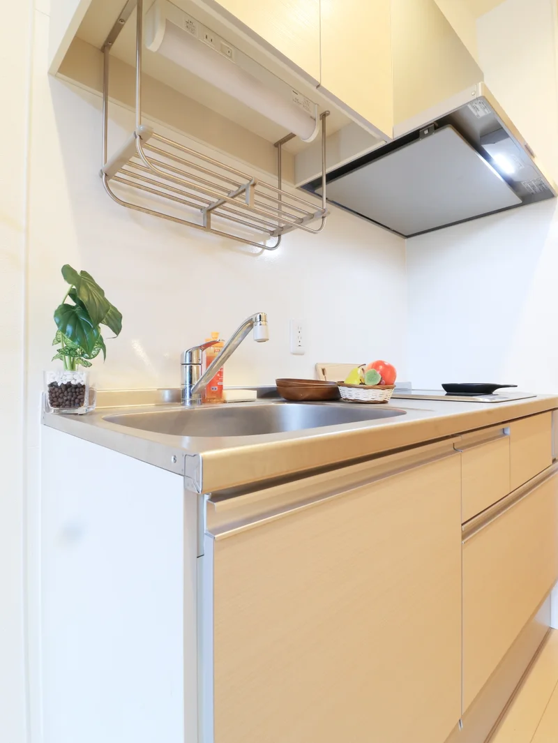 お洒落なキッチンです！IHコンロも二口ございますので自炊される方にはオススメ(^^♪広めなのでストレスフリーで調理いただけます。また、フライパンなどの調理器具一式とお皿をご用意させていただいてますので、入居してすぐ調理可能です♪近くにフレスタがございますのでお買い物をしてご入居されても良いかもしれません！