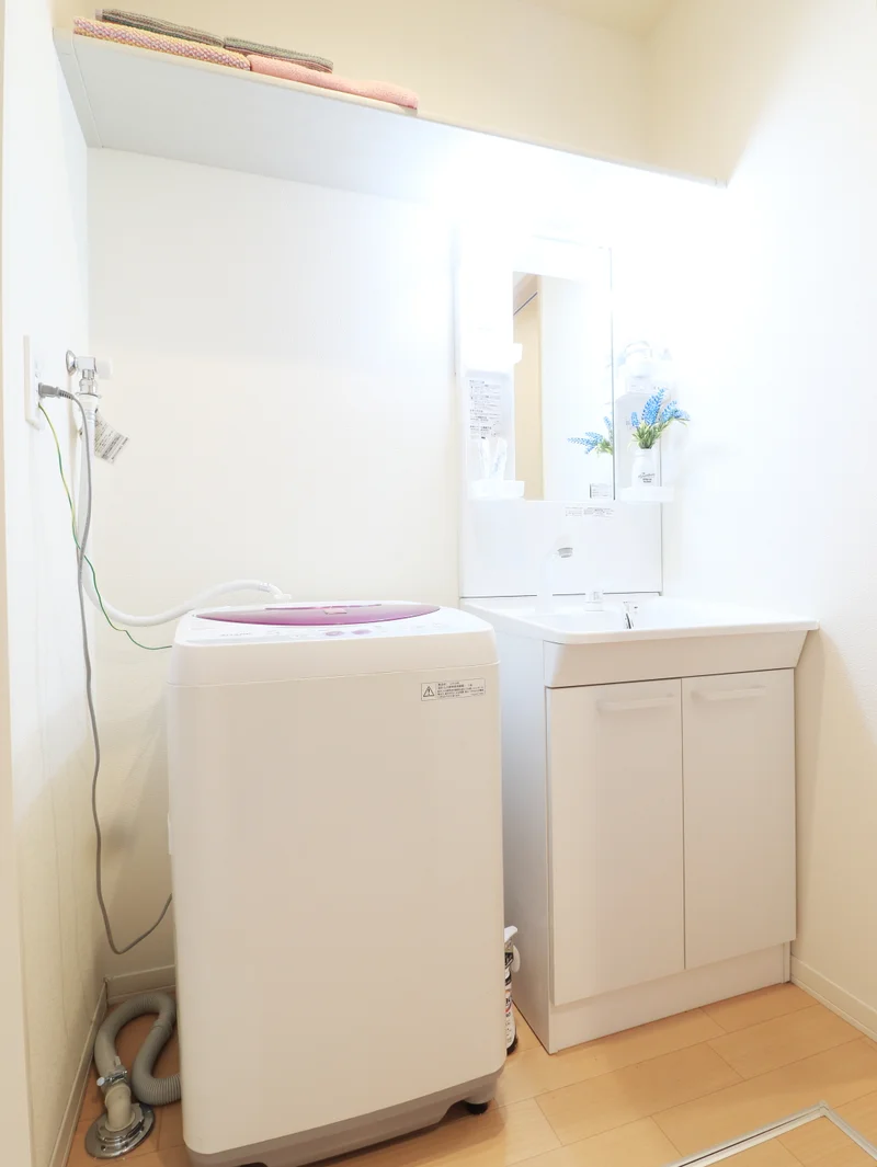 忙しい朝でも余裕をもって身だしなみが整えることができる独立洗面台！室内洗濯機なので天気が悪い日でも洗濯することができます。また、洗濯洗剤もご用意しておりますので、入居即日に洗濯可能です♪