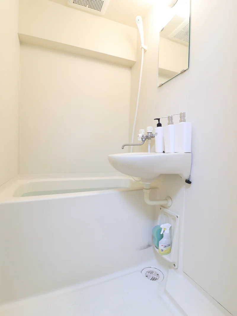 嬉しい風呂トイレ別設で、気兼ねなくお使いいただけます。シャンプー・コンディショナー・ボディーソープを完備し、新品のボディータオルもご用意。勿論、洗剤とスポンジもあるので、掃除も可能です。風呂桶もご用意しておりますので、湯船に浸かっていただく際にも便利。普段家では浸からないけれど、という人こそ、ご利用していただければと思います。(*’ω’*)