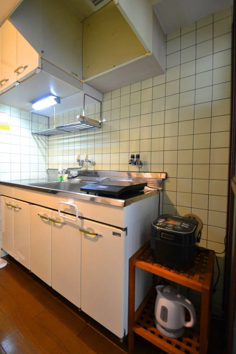 キッチンはお掃除する際に便利なＩＨ♪フライパンや鍋などの調理器具だけでなく、コップやお皿などもご用意しておりますので食材さえご用意いただければ、即日自炊可能です！